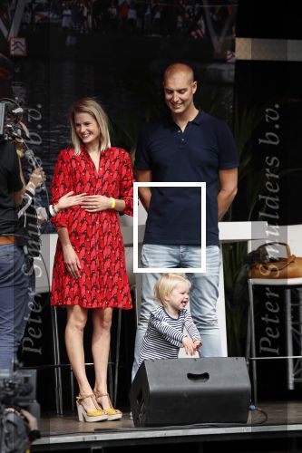 Waspik Waalwijk 26 augustus 2018
Huldiging Maarten v d Weijdenin Waalwijk en met familie bij zijn huis. Zijn vrouw Daisy en kinderen Phileine en Robien waren er natuurlijk bij.