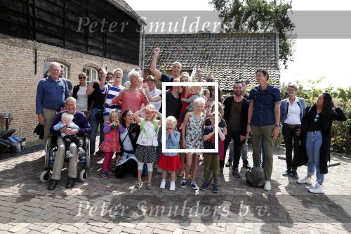 Waspik Waalwijk 26 augustus 2018
Huldiging Maarten v d Weijdenin Waalwijk en met familie bij zijn huis. Zijn vrouw Daisy en kinderen Phileine en Robien waren er natuurlijk bij.