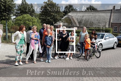 Waspik Waalwijk 26 augustus 2018
Huldiging Maarten v d Weijdenin Waalwijk en met familie bij zijn huis. Zijn vrouw Daisy en kinderen Phileine en Robien waren er natuurlijk bij.