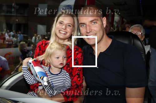 Waspik Waalwijk 26 augustus 2018
Huldiging Maarten v d Weijdenin Waalwijk en met familie bij zijn huis. Zijn vrouw Daisy en kinderen Phileine en Robien waren er natuurlijk bij.