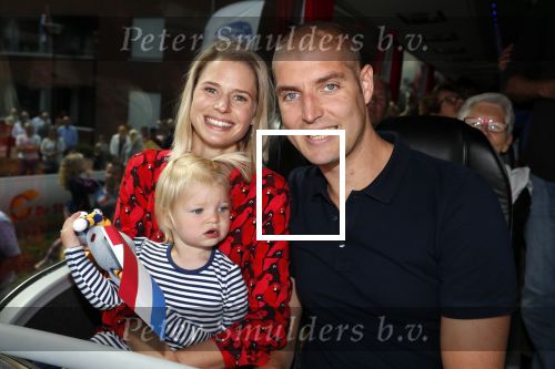 Waspik Waalwijk 26 augustus 2018
Huldiging Maarten v d Weijdenin Waalwijk en met familie bij zijn huis. Zijn vrouw Daisy en kinderen Phileine en Robien waren er natuurlijk bij.