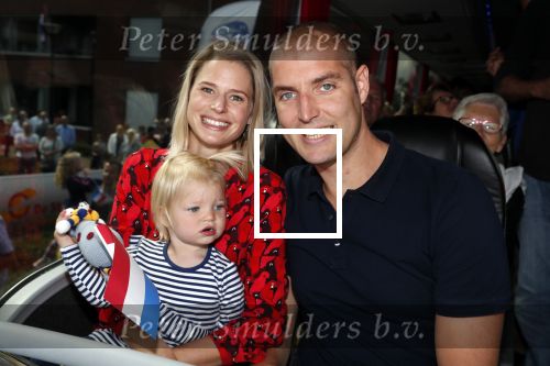 Waspik Waalwijk 26 augustus 2018
Huldiging Maarten v d Weijdenin Waalwijk en met familie bij zijn huis. Zijn vrouw Daisy en kinderen Phileine en Robien waren er natuurlijk bij.