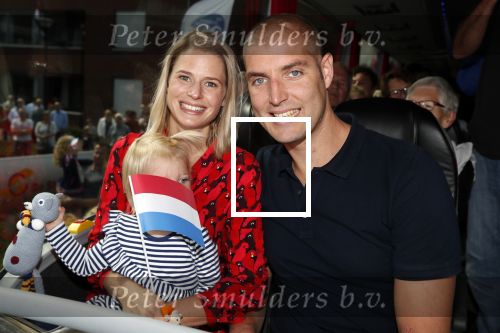 Waspik Waalwijk 26 augustus 2018
Huldiging Maarten v d Weijdenin Waalwijk en met familie bij zijn huis. Zijn vrouw Daisy en kinderen Phileine en Robien waren er natuurlijk bij.