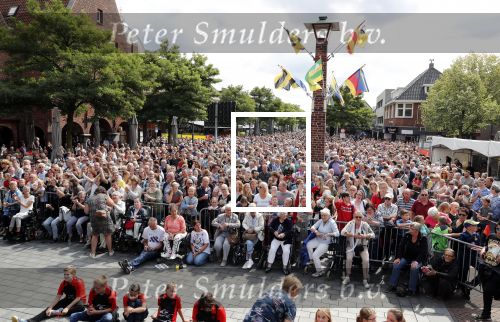 Waspik Waalwijk 26 augustus 2018
Huldiging Maarten v d Weijdenin Waalwijk en met familie bij zijn huis. Zijn vrouw Daisy en kinderen Phileine en Robien waren er natuurlijk bij.