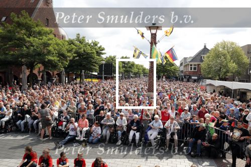 Waspik Waalwijk 26 augustus 2018
Huldiging Maarten v d Weijdenin Waalwijk en met familie bij zijn huis. Zijn vrouw Daisy en kinderen Phileine en Robien waren er natuurlijk bij.