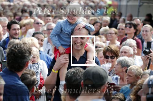 Waspik Waalwijk 26 augustus 2018
Huldiging Maarten v d Weijdenin Waalwijk en met familie bij zijn huis. Zijn vrouw Daisy en kinderen Phileine en Robien waren er natuurlijk bij.