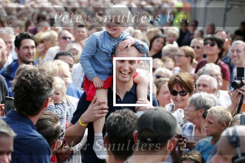 Waspik Waalwijk 26 augustus 2018
Huldiging Maarten v d Weijdenin Waalwijk en met familie bij zijn huis. Zijn vrouw Daisy en kinderen Phileine en Robien waren er natuurlijk bij.