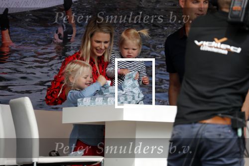 Waspik Waalwijk 26 augustus 2018
Huldiging Maarten v d Weijdenin Waalwijk en met familie bij zijn huis. Zijn vrouw Daisy en kinderen Phileine en Robien waren er natuurlijk bij.