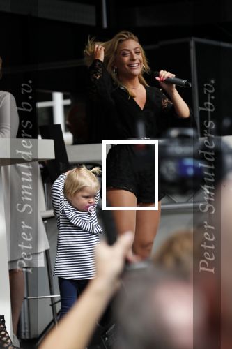 Waspik Waalwijk 26 augustus 2018
Huldiging Maarten v d Weijdenin Waalwijk en met familie bij zijn huis. Zijn vrouw Daisy en kinderen Phileine en Robien waren er natuurlijk bij.