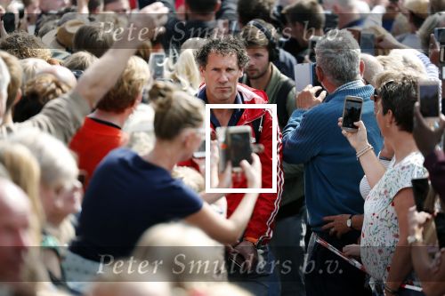 Waspik Waalwijk 26 augustus 2018
Huldiging Maarten v d Weijdenin Waalwijk en met familie bij zijn huis. Zijn vrouw Daisy en kinderen Phileine en Robien waren er natuurlijk bij. Marcel Maijer