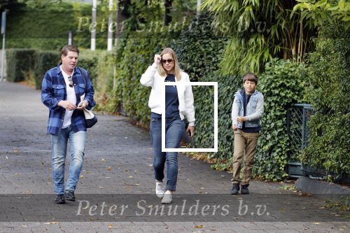 Amsterdam 25 augustus 2018
Martijn Krabbe gaat met zijn zoon achilles en zijn nieuwe vriendin Deborah Wietzes boodschappen doen.