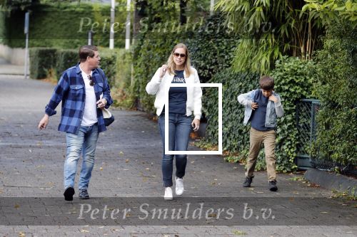 Amsterdam 25 augustus 2018
Martijn Krabbe gaat met zijn zoon achilles en zijn nieuwe vriendin Deborah Wietzes boodschappen doen.
