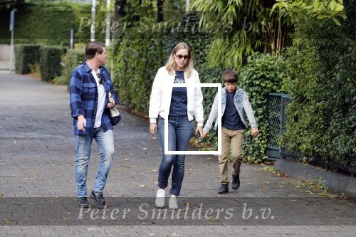 Amsterdam 25 augustus 2018
Martijn Krabbe gaat met zijn zoon achilles en zijn nieuwe vriendin Deborah Wietzes boodschappen doen.