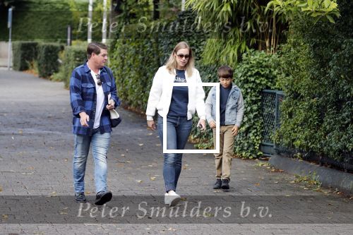 Amsterdam 25 augustus 2018
Martijn Krabbe gaat met zijn zoon achilles en zijn nieuwe vriendin Deborah Wietzes boodschappen doen.