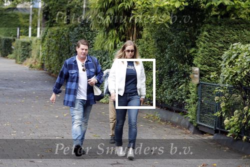 Amsterdam 25 augustus 2018
Martijn Krabbe gaat met zijn zoon achilles en zijn nieuwe vriendin Deborah Wietzes boodschappen doen.