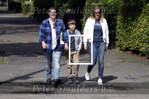 Amsterdam 25 augustus 2018
Martijn Krabbe gaat met zijn zoon achilles en zijn nieuwe vriendin Deborah Wietzes boodschappen doen.
