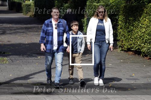 Amsterdam 25 augustus 2018
Martijn Krabbe gaat met zijn zoon achilles en zijn nieuwe vriendin Deborah Wietzes boodschappen doen.