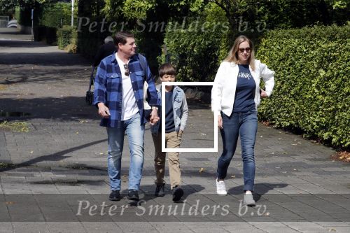 Amsterdam 25 augustus 2018
Martijn Krabbe gaat met zijn zoon achilles en zijn nieuwe vriendin Deborah Wietzes boodschappen doen.