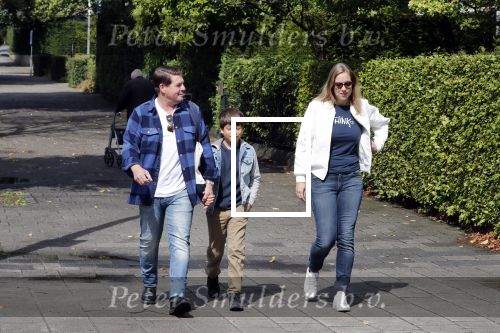 Amsterdam 25 augustus 2018
Martijn Krabbe gaat met zijn zoon achilles en zijn nieuwe vriendin Deborah Wietzes boodschappen doen.