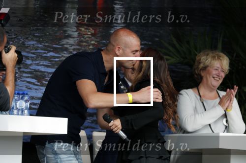 Waspik Waalwijk 26 augustus 2018
Huldiging Maarten v d Weijdenin Waalwijk en met familie bij zijn huis. Zijn vrouw Daisy en kinderen Phileine en Robien waren er natuurlijk bij. Oï¿½G3ne
Ogene Og3ne