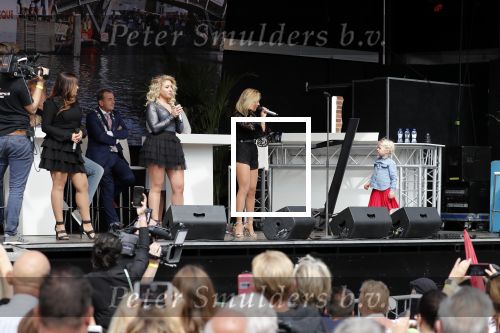 Waspik Waalwijk 26 augustus 2018
Huldiging Maarten v d Weijdenin Waalwijk en met familie bij zijn huis. Zijn vrouw Daisy en kinderen Phileine en Robien waren er natuurlijk bij. Oï¿½G3ne
Ogene Og3ne