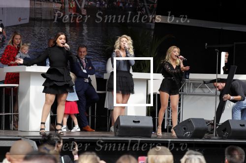 Waspik Waalwijk 26 augustus 2018
Huldiging Maarten v d Weijdenin Waalwijk en met familie bij zijn huis. Zijn vrouw Daisy en kinderen Phileine en Robien waren er natuurlijk bij. Oï¿½G3ne
Ogene Og3ne