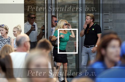 Amsterdam 3 augustus 2018
Patricia Paay en haar man Robert Hinfelaar met vrienden op het leidse plein in Amsterdam.