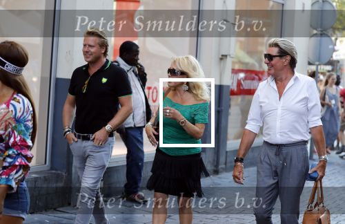 Amsterdam 3 augustus 2018
Patricia Paay en haar man Robert Hinfelaar met vrienden op het leidse plein in Amsterdam.