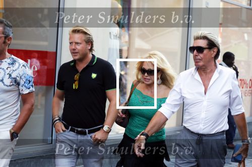 Amsterdam 3 augustus 2018
Patricia Paay en haar man Robert Hinfelaar met vrienden op het leidse plein in Amsterdam.