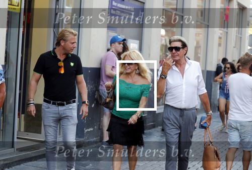 Amsterdam 3 augustus 2018
Patricia Paay en haar man Robert Hinfelaar met vrienden op het leidse plein in Amsterdam.