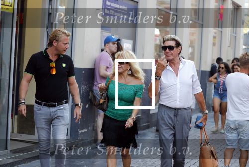 Amsterdam 3 augustus 2018
Patricia Paay en haar man Robert Hinfelaar met vrienden op het leidse plein in Amsterdam.