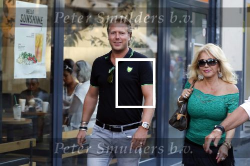 Amsterdam 3 augustus 2018
Patricia Paay en haar man Robert Hinfelaar met vrienden op het leidse plein in Amsterdam.