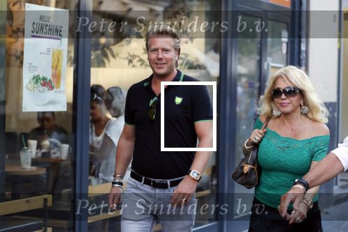 Amsterdam 3 augustus 2018
Patricia Paay en haar man Robert Hinfelaar met vrienden op het leidse plein in Amsterdam.