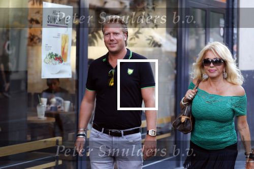 Amsterdam 3 augustus 2018
Patricia Paay en haar man Robert Hinfelaar met vrienden op het leidse plein in Amsterdam.