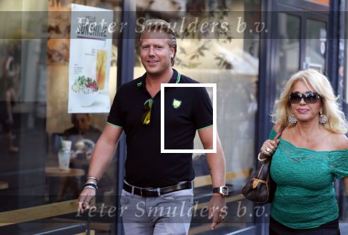 Amsterdam 3 augustus 2018
Patricia Paay en haar man Robert Hinfelaar met vrienden op het leidse plein in Amsterdam.