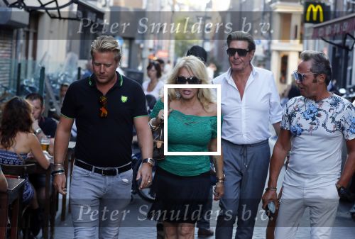 Amsterdam 3 augustus 2018
Patricia Paay en haar man Robert Hinfelaar met vrienden op het leidse plein in Amsterdam.