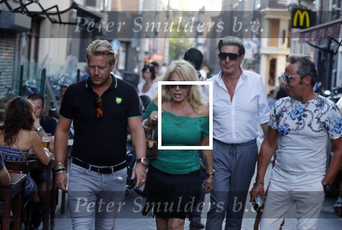 Amsterdam 3 augustus 2018
Patricia Paay en haar man Robert Hinfelaar met vrienden op het leidse plein in Amsterdam.