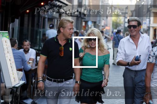 Amsterdam 3 augustus 2018
Patricia Paay en haar man Robert Hinfelaar met vrienden op het leidse plein in Amsterdam.