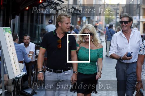 Amsterdam 3 augustus 2018
Patricia Paay en haar man Robert Hinfelaar met vrienden op het leidse plein in Amsterdam.