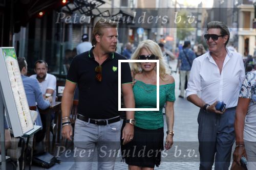 Amsterdam 3 augustus 2018
Patricia Paay en haar man Robert Hinfelaar met vrienden op het leidse plein in Amsterdam.