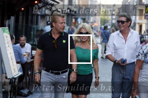 Amsterdam 3 augustus 2018
Patricia Paay en haar man Robert Hinfelaar met vrienden op het leidse plein in Amsterdam.