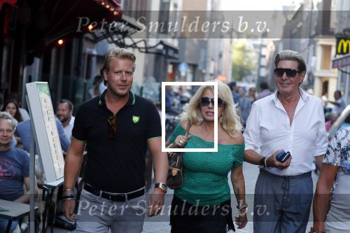 Amsterdam 3 augustus 2018
Patricia Paay en haar man Robert Hinfelaar met vrienden op het leidse plein in Amsterdam.