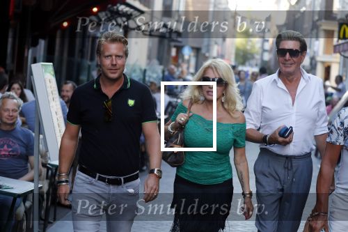 Amsterdam 3 augustus 2018
Patricia Paay en haar man Robert Hinfelaar met vrienden op het leidse plein in Amsterdam.