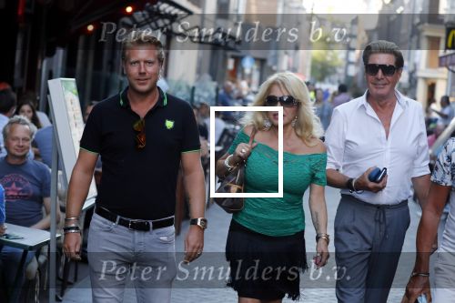 Amsterdam 3 augustus 2018
Patricia Paay en haar man Robert Hinfelaar met vrienden op het leidse plein in Amsterdam.
