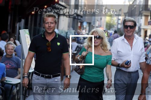 Amsterdam 3 augustus 2018
Patricia Paay en haar man Robert Hinfelaar met vrienden op het leidse plein in Amsterdam.