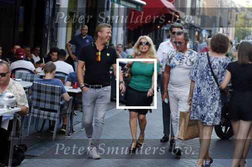 Amsterdam 3 augustus 2018
Patricia Paay en haar man Robert Hinfelaar met vrienden op het leidse plein in Amsterdam.