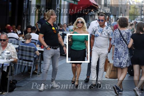 Amsterdam 3 augustus 2018
Patricia Paay en haar man Robert Hinfelaar met vrienden op het leidse plein in Amsterdam.