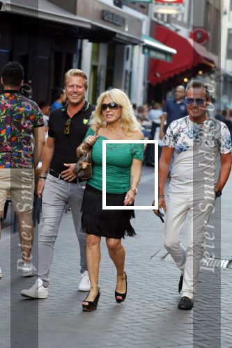 Amsterdam 3 augustus 2018
Patricia Paay en haar man Robert Hinfelaar met vrienden op het leidse plein in Amsterdam.