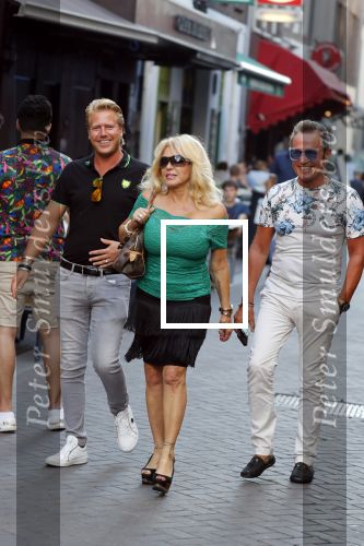 Amsterdam 3 augustus 2018
Patricia Paay en haar man Robert Hinfelaar met vrienden op het leidse plein in Amsterdam.