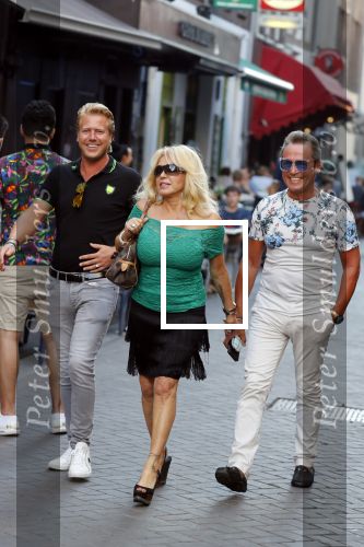 Amsterdam 3 augustus 2018
Patricia Paay en haar man Robert Hinfelaar met vrienden op het leidse plein in Amsterdam.